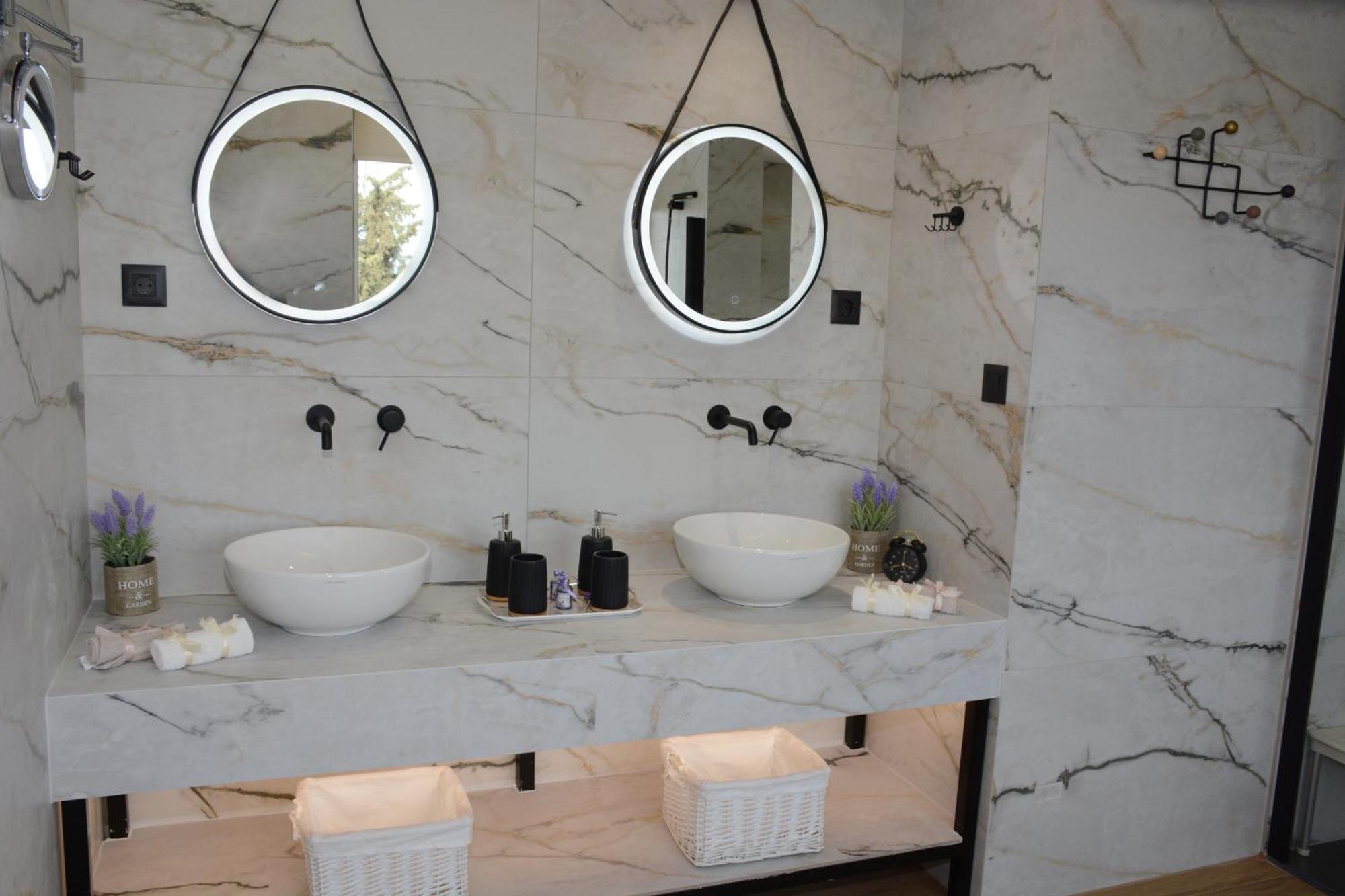 Athina's With Heated Pool Villa *
